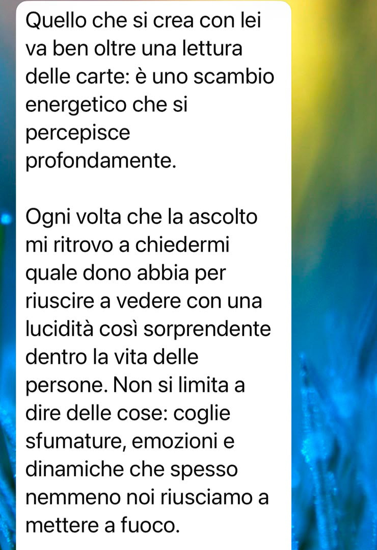 Screenshot di una recensione: «Quello che si crea con lei va ben oltre una lettura delle carte: è uno scambio energetico che si percepisce profondamente.»
